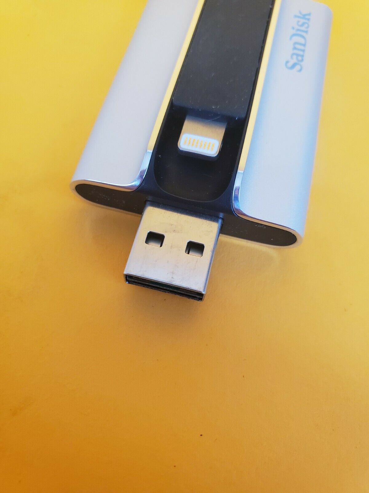 SANDISK IXPAND FLASH DRIVE FOR IPHONE AND IPAD 32 GB SDIX-032G-A57 - Fresh Stock Dated February 2026