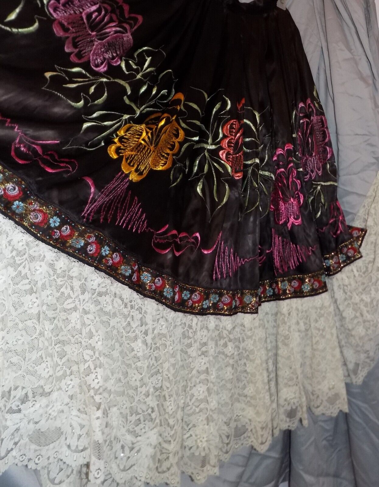 VINTAGE SATIN EMBROIDERY & LACE ETHNIC CIRCLE SKIRT 124