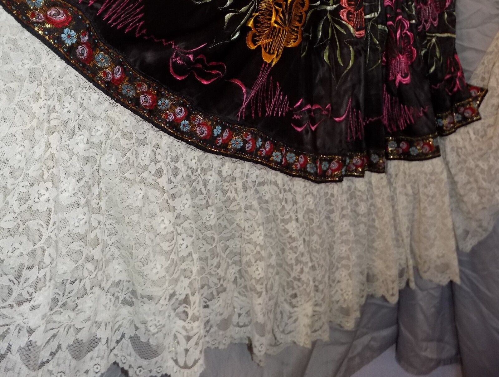 VINTAGE SATIN EMBROIDERY & LACE ETHNIC CIRCLE SKIRT 124