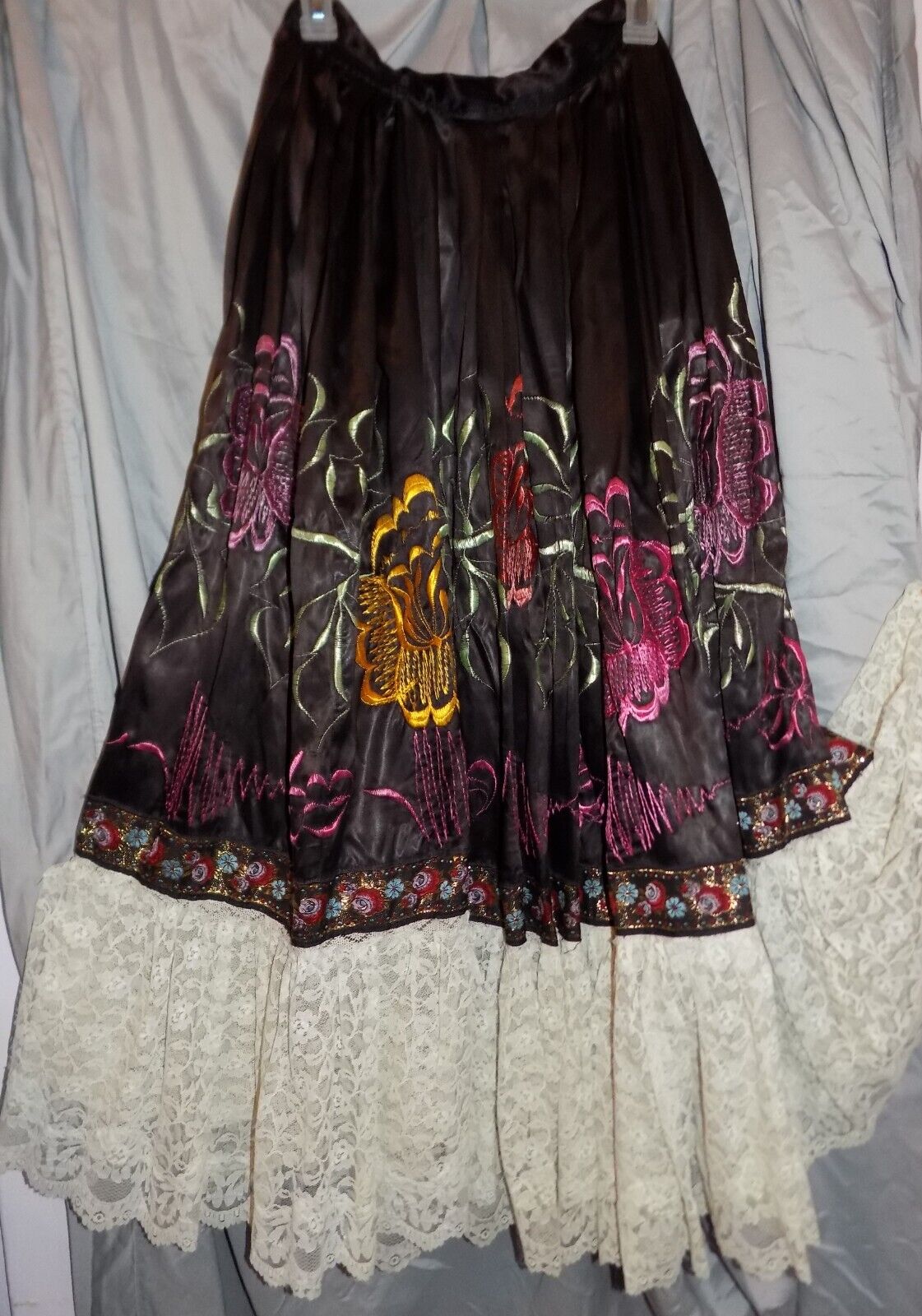 VINTAGE SATIN EMBROIDERY & LACE ETHNIC CIRCLE SKIRT 124