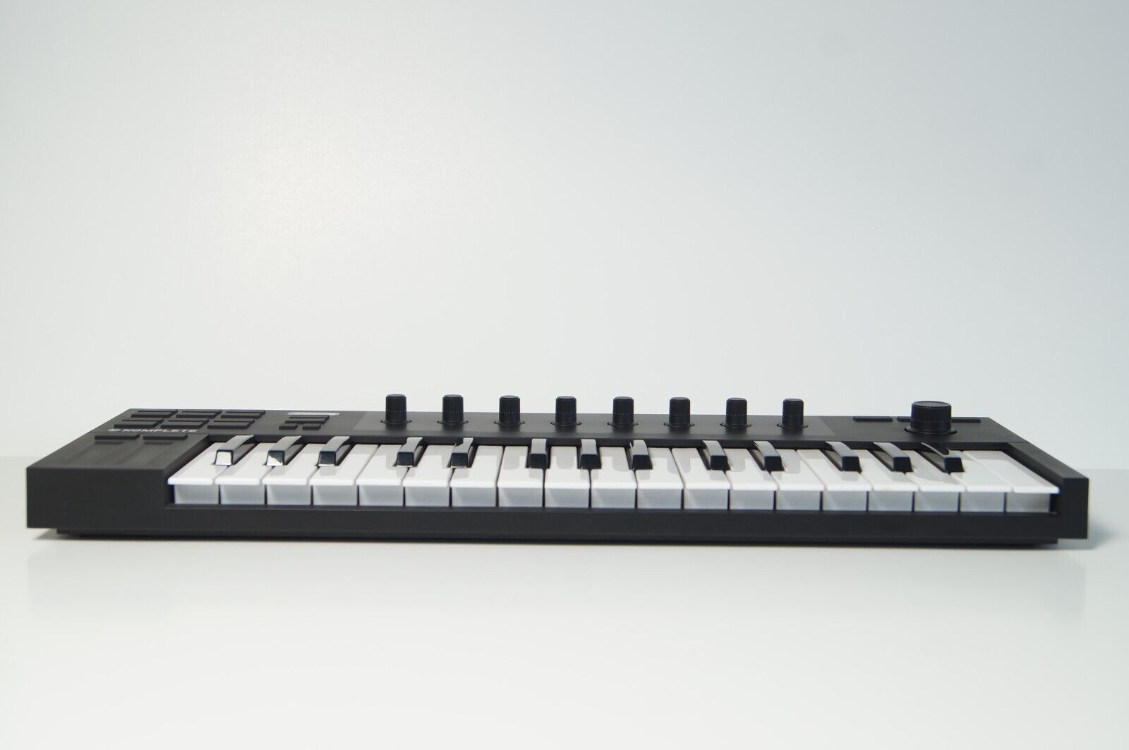 Native Instruments Komplete Kontrol M32 Compact Keyboard Controller W/License - Fresh Stock Dated February 2026