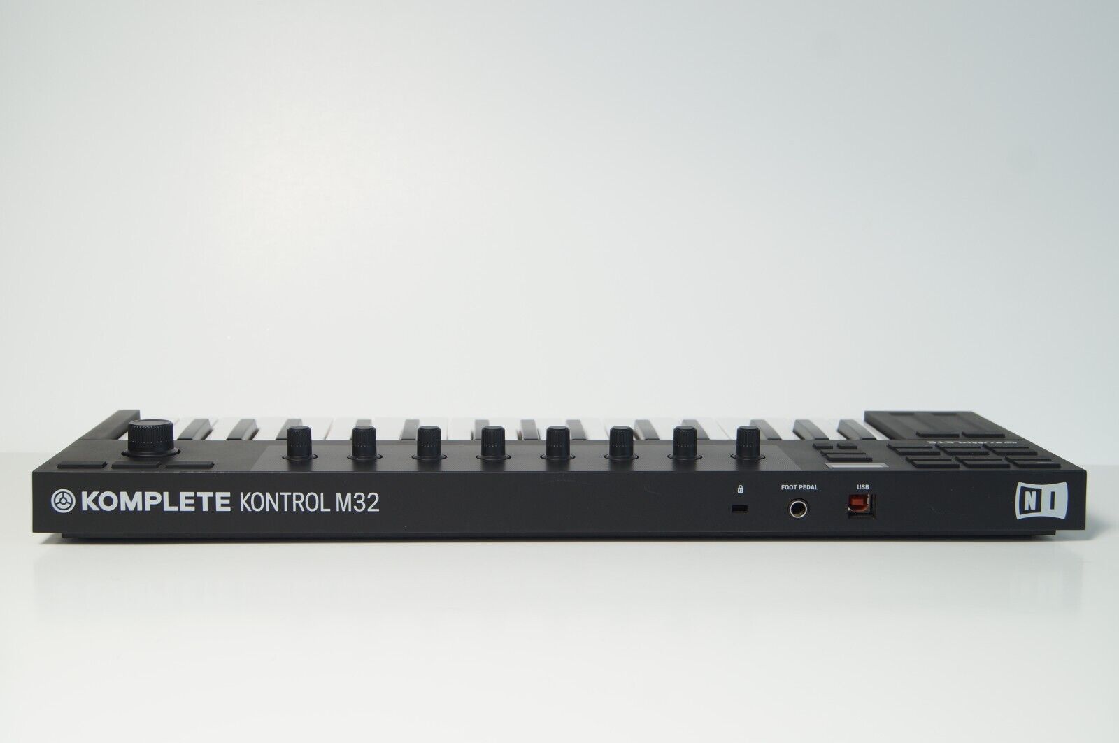 Native Instruments Komplete Kontrol M32 Compact Keyboard Controller W/License - Fresh Stock Dated February 2026