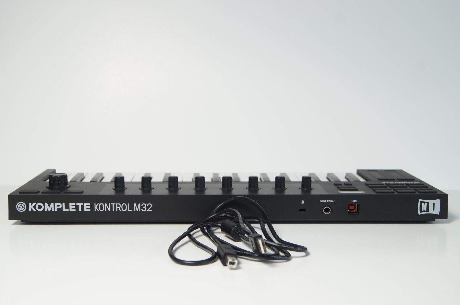 Native Instruments Komplete Kontrol M32 Compact Keyboard Controller W/License - Fresh Stock Dated February 2026