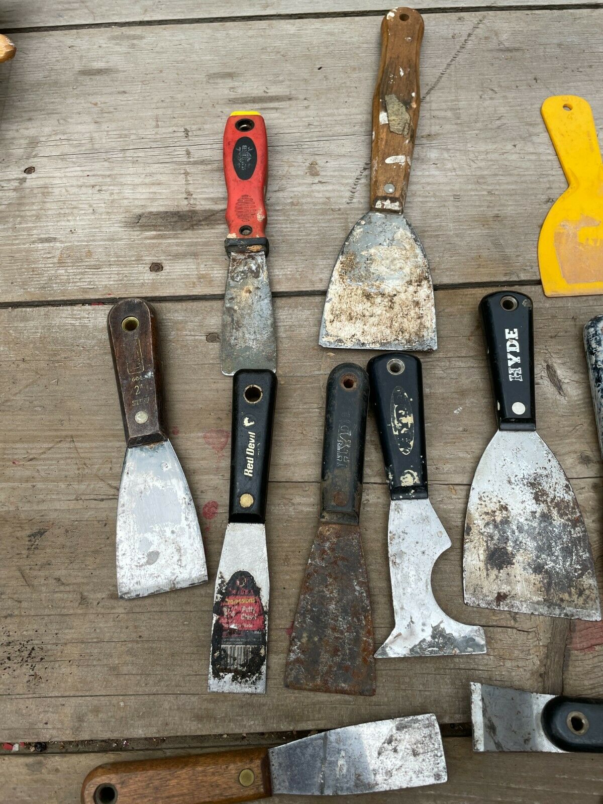 Lot Of 19 Vintage Putty Knifes Paint Scrapers Hyde - Fresh Stock Dated February 2026