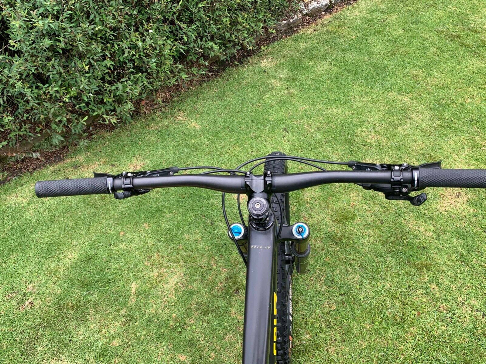 Black 2017 Santa Cruz 5010 CC XX1 Size M with Brand New Parts - Fresh Stock Dated February 2026