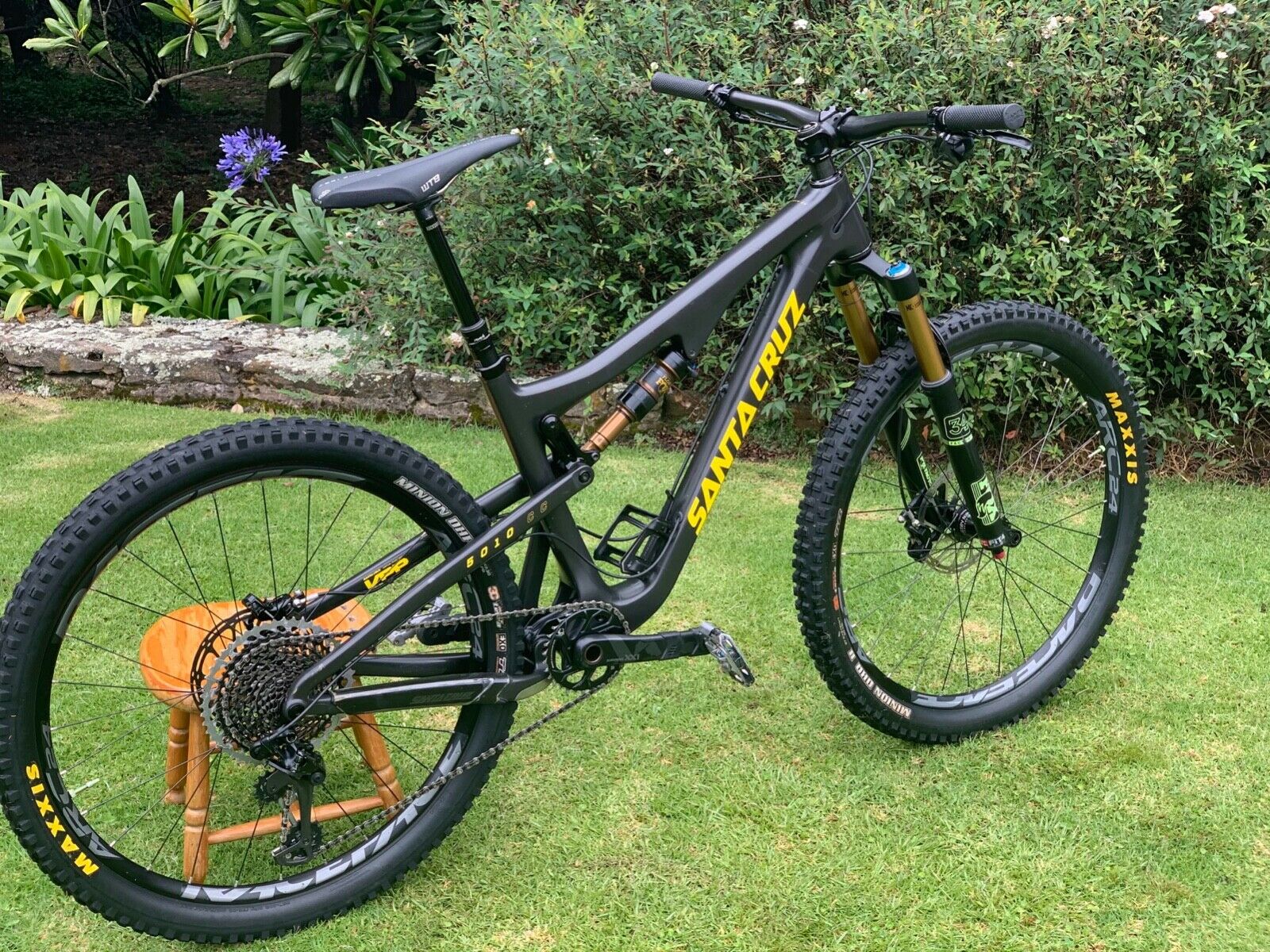 Black 2017 Santa Cruz 5010 CC XX1 Size M with Brand New Parts - Fresh Stock Dated February 2026