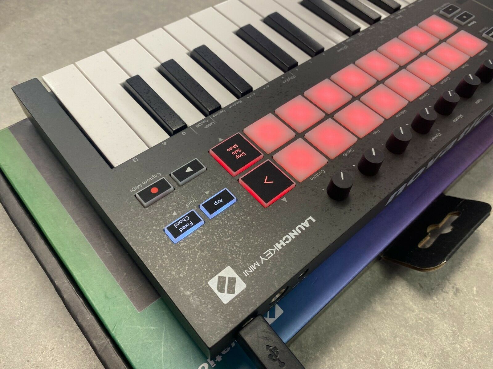 Novation Launchkey Mini Mk3 25 Mini-key Midi Keyboard Controller - Ships Fast - - Fresh Stock Dated December 2025
