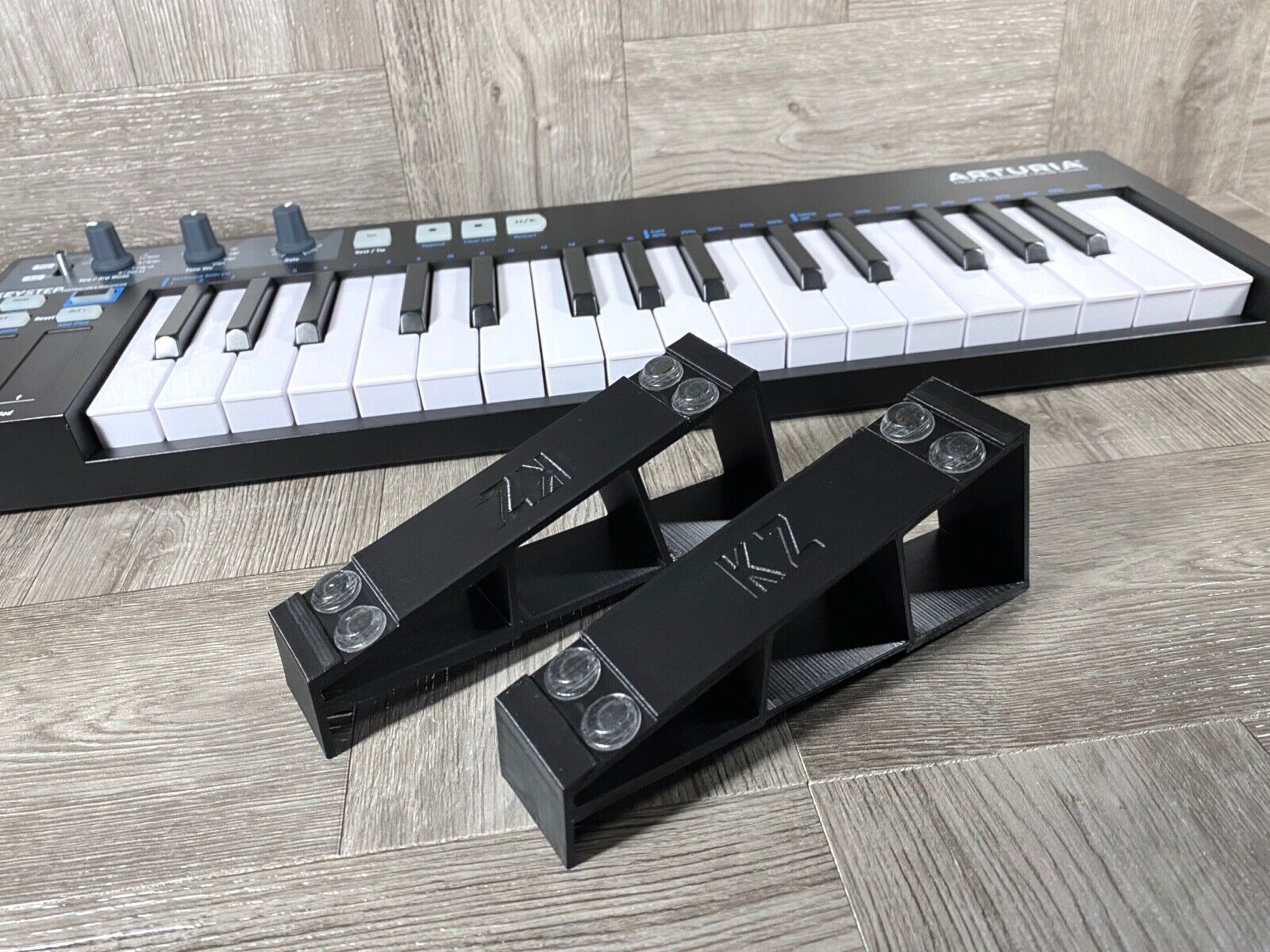 20º Angle Stand for Arturia Keystep 32 & 37 / Behringer SWING - Color BLACK -USA - Fresh Stock Dated February 2026