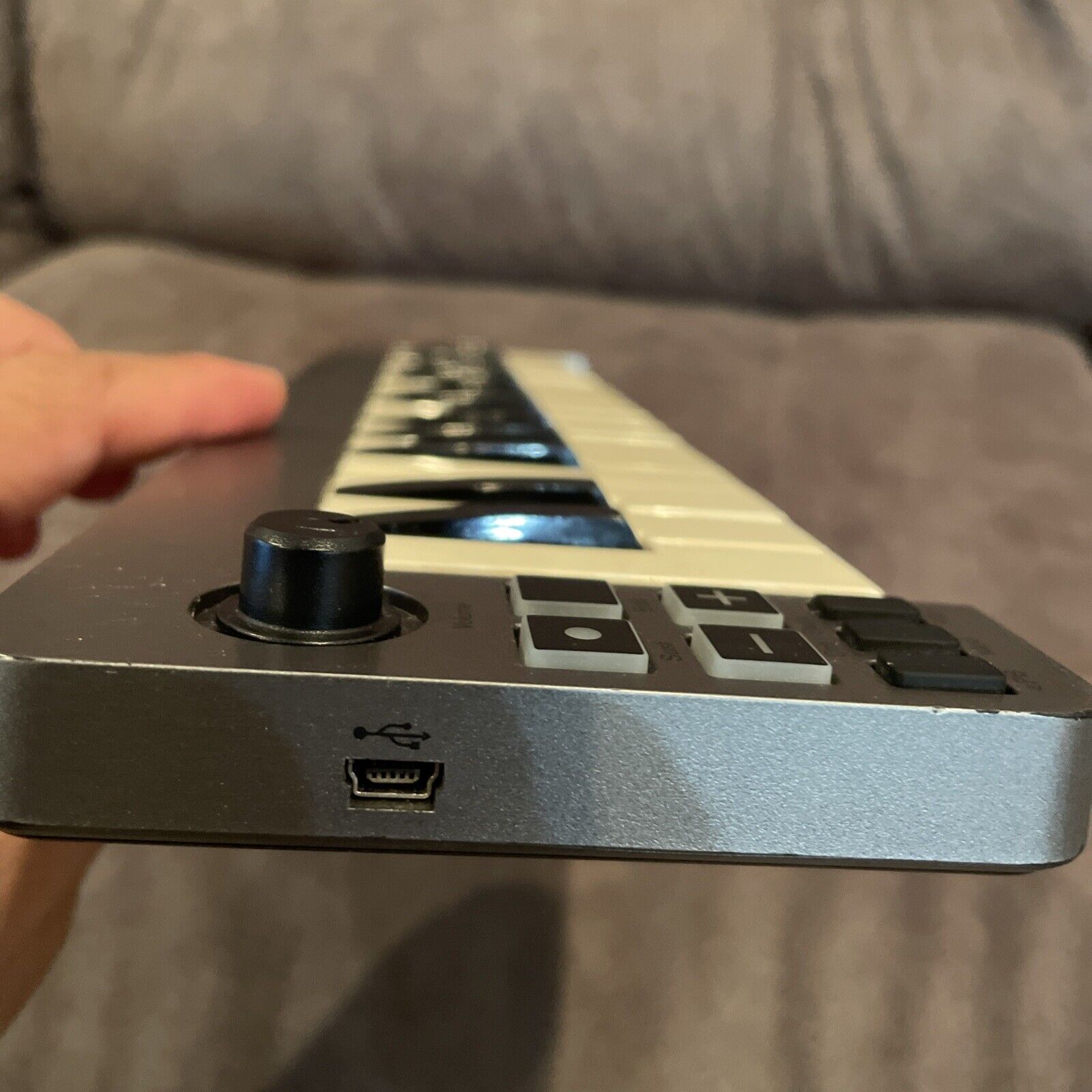 M-Audio Keystation Mini 32-Key USB Midi Controller Works Great, No Cable Used - Fresh Stock Dated February 2026