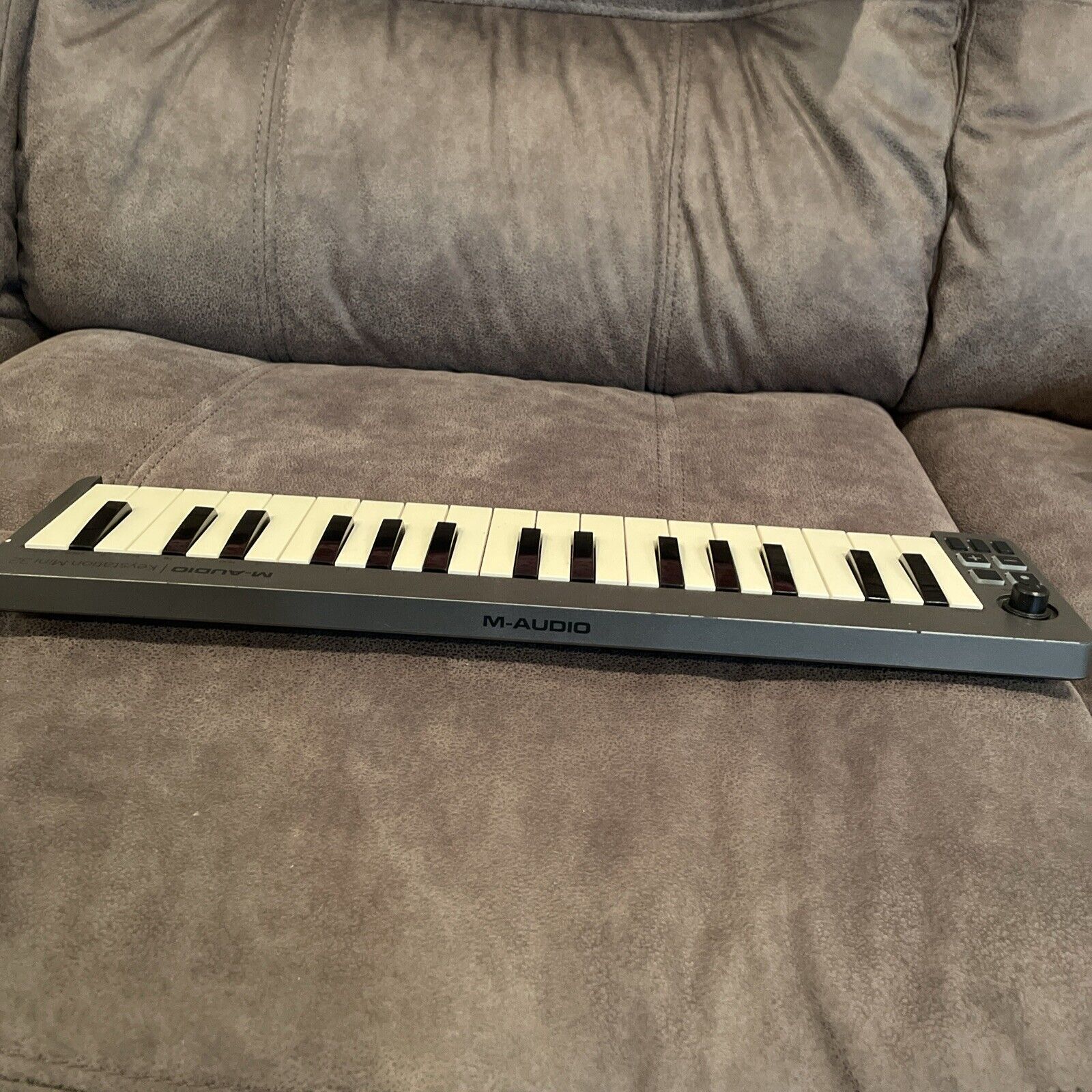 M-Audio Keystation Mini 32-Key USB Midi Controller Works Great, No Cable Used - Fresh Stock Dated February 2026