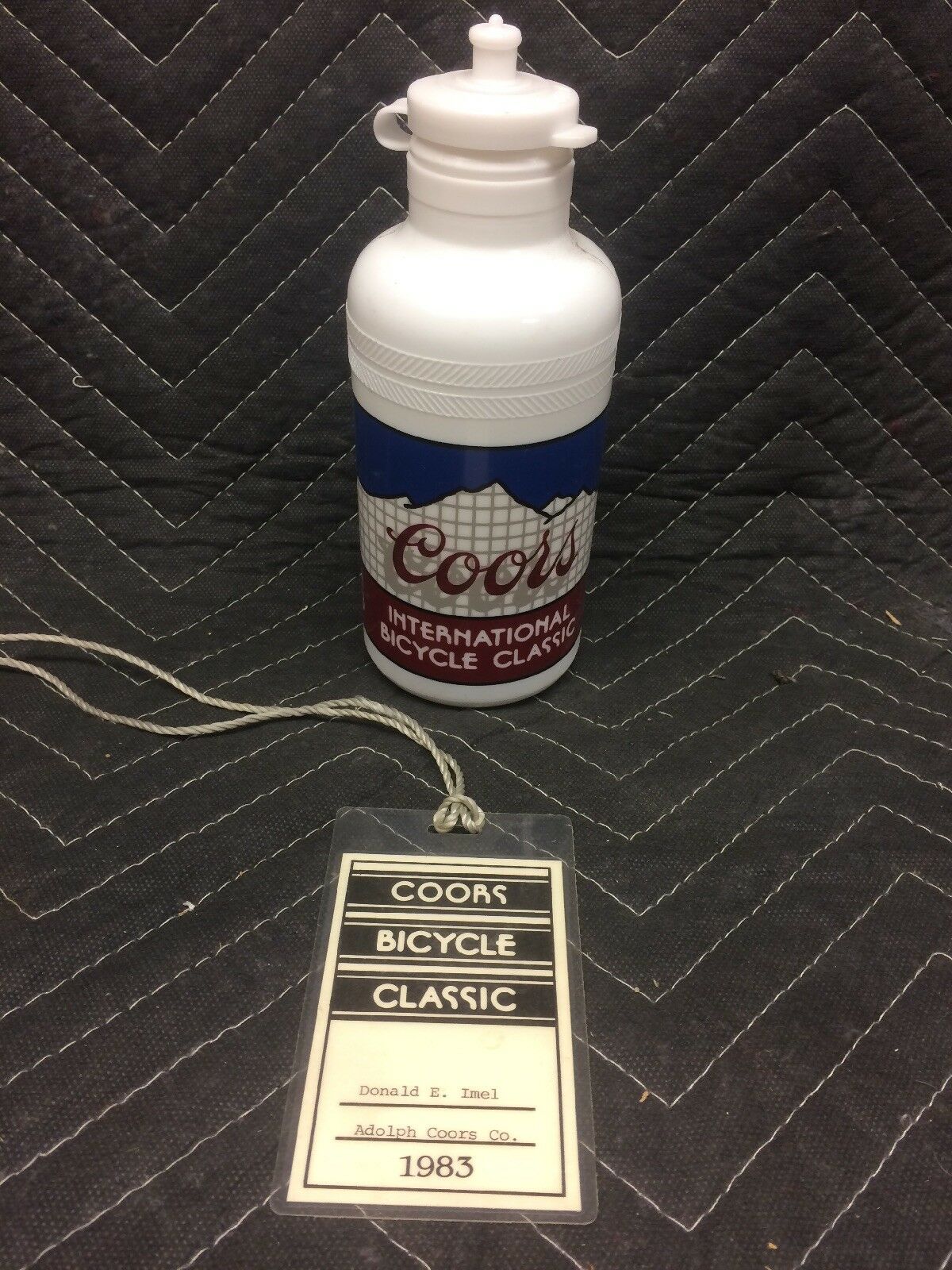 COORS INTERNATIONAL BICYCLE CLASSIC 1983 Water Bottle & Official Badge 
