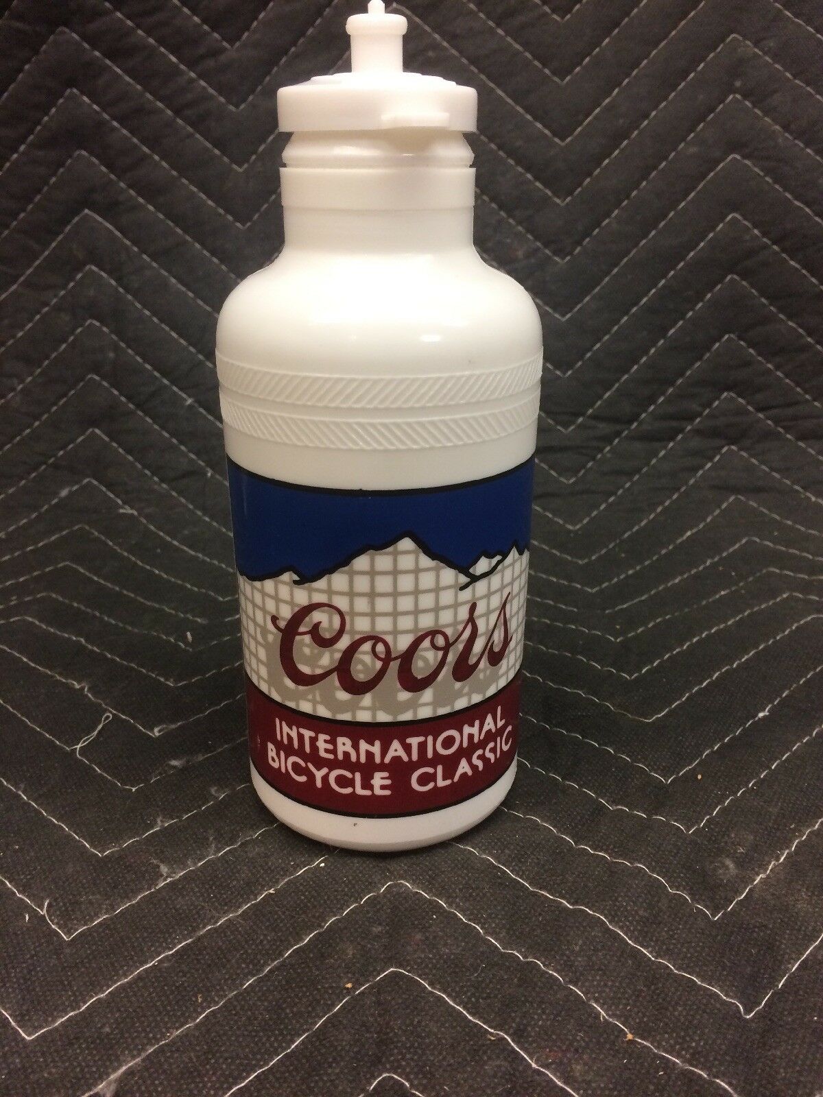 COORS INTERNATIONAL BICYCLE CLASSIC 1983 Water Bottle & Official Badge 