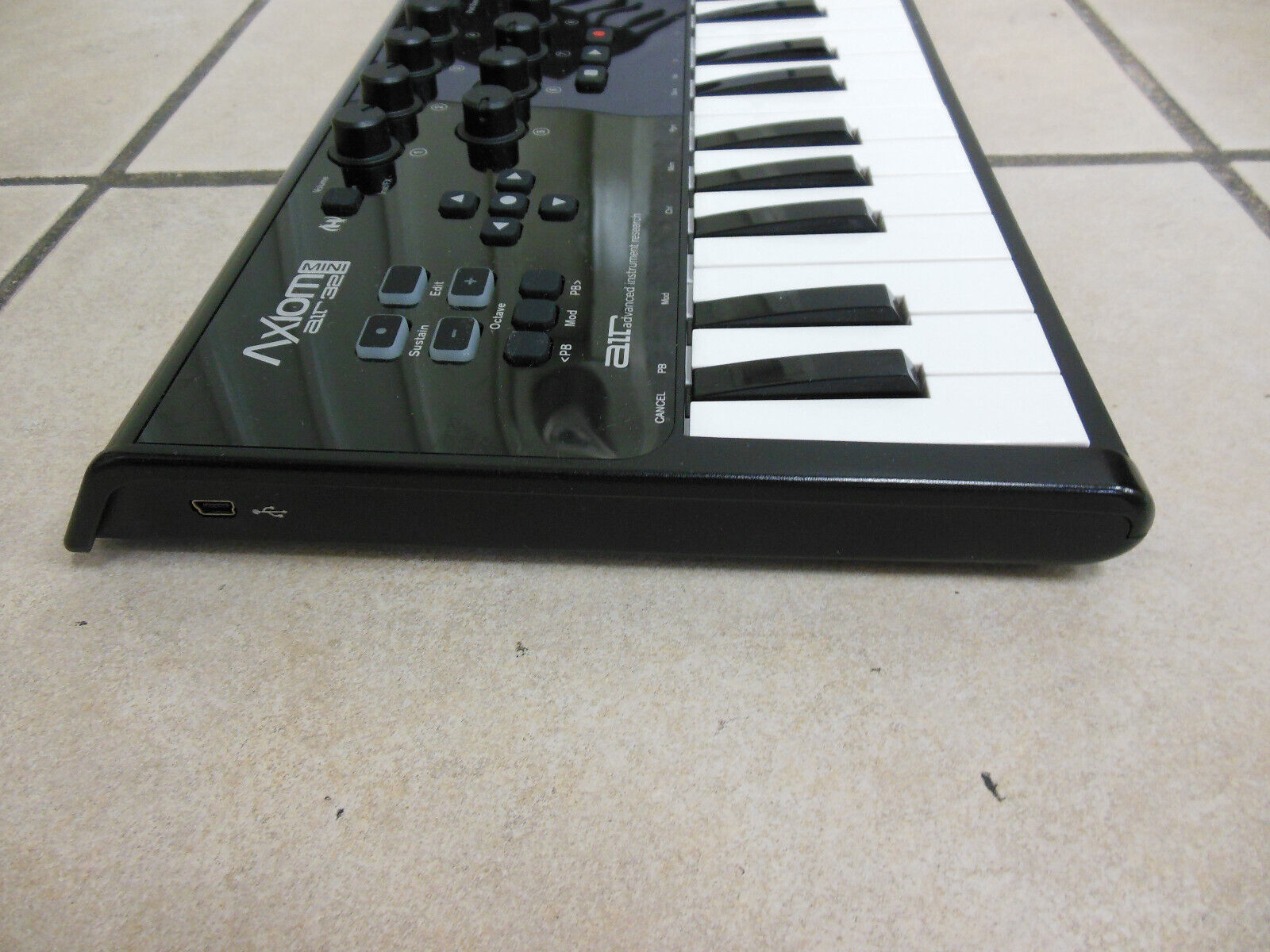 M-Audio Axiom Air Mini 32 Mobile Keyboard and Pad Controller - Fresh Stock Dated February 2026