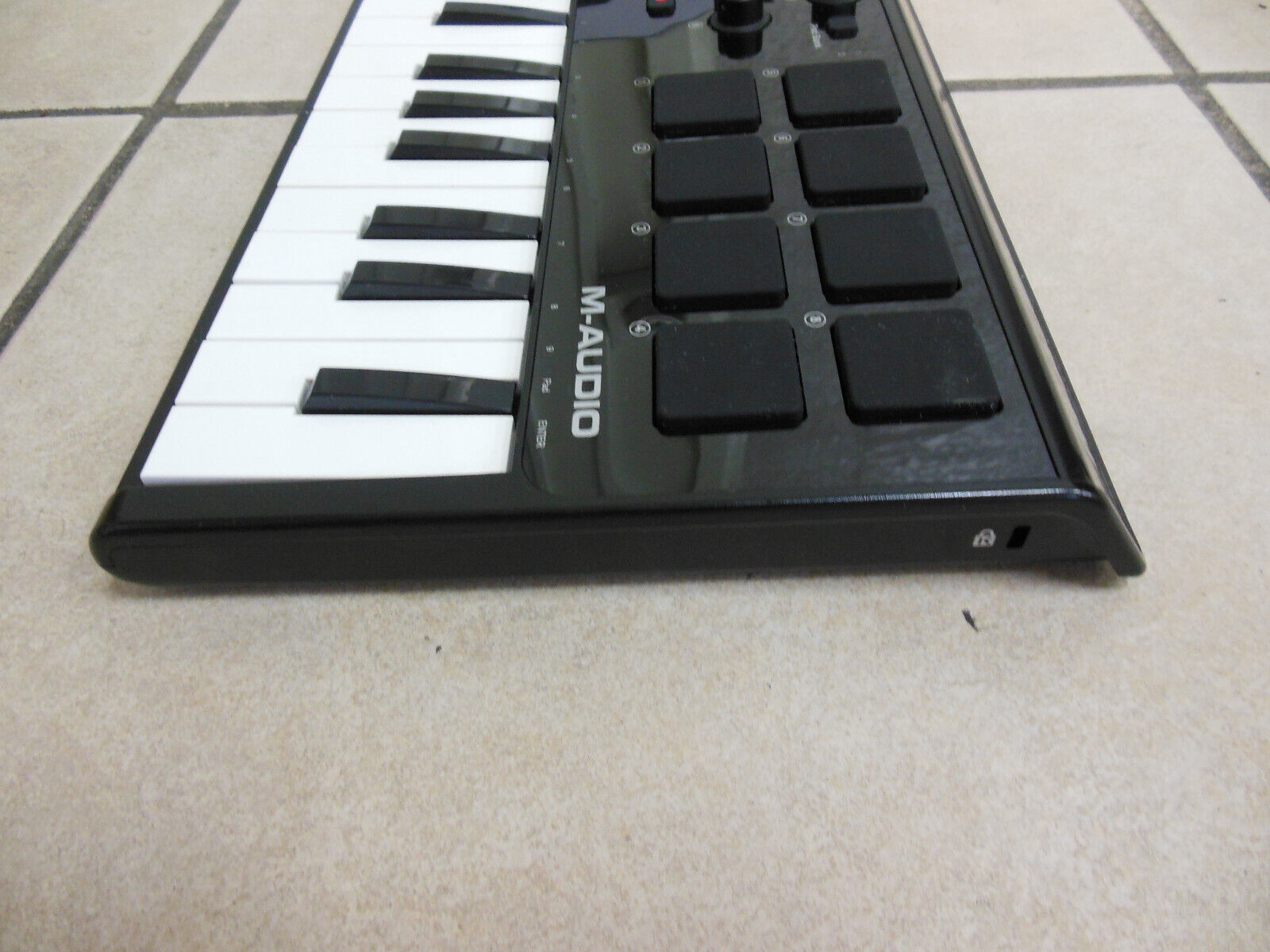 M-Audio Axiom Air Mini 32 Mobile Keyboard and Pad Controller - Fresh Stock Dated February 2026