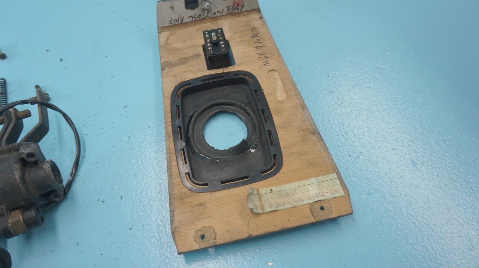 1972 MERCEDES  350SL  R107  V8  3.5L ,  MANUAL TRANSMISSION SHIFTIER WOOD BEZEL - Fresh Stock Dated February 2026