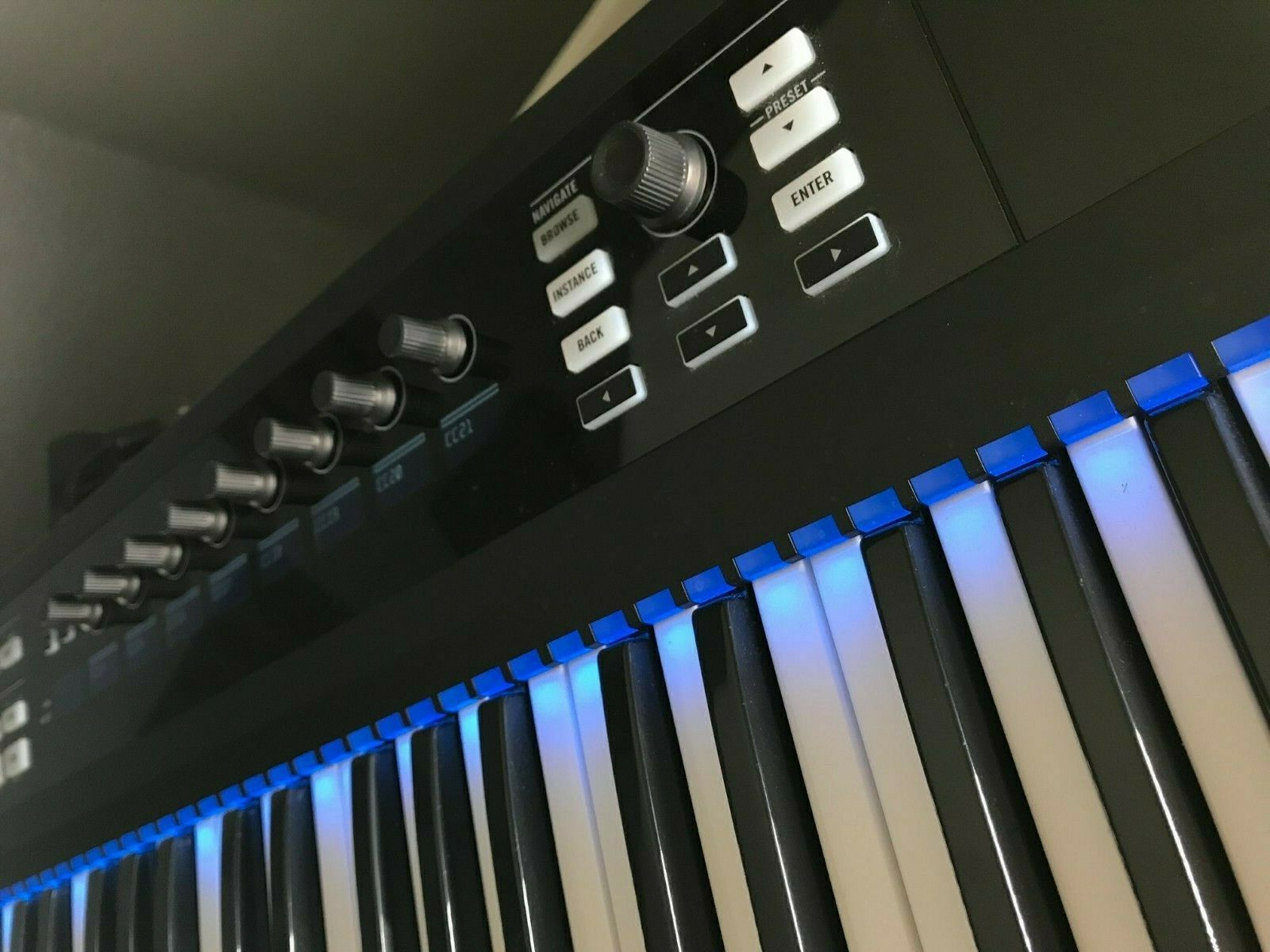 Native Instruments Komplete Kontrol S61 MIDI controller keyboard - Fresh Stock Dated February 2026