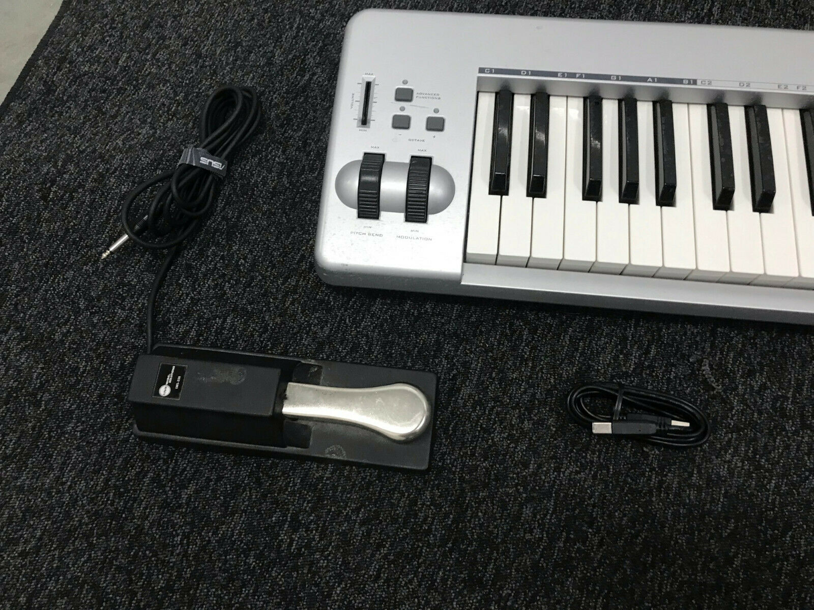 M-Audio Keystation 62 ES 2018 Silver - Fresh Stock Dated February 2026