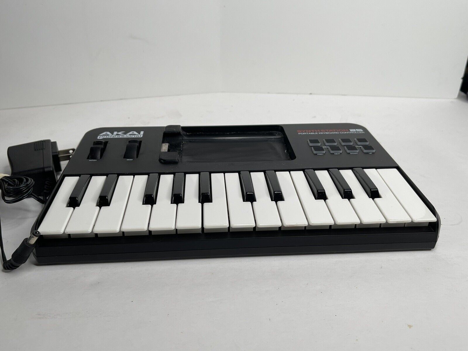 Akai SynthStation 25 iPad MIDI Portable Keyboard Controller Synth Station READ - Fresh Stock Dated February 2026