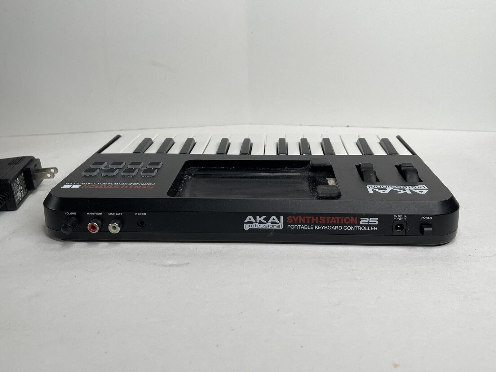 Akai SynthStation 25 iPad MIDI Portable Keyboard Controller Synth Station READ - Fresh Stock Dated February 2026
