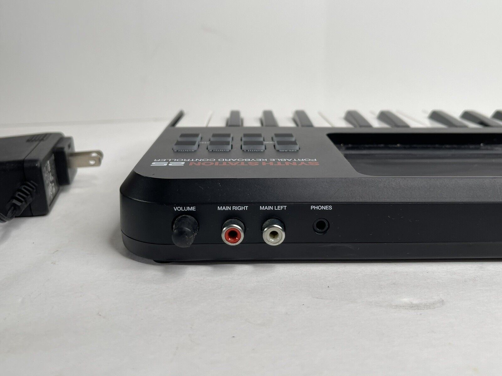 Akai SynthStation 25 iPad MIDI Portable Keyboard Controller Synth Station READ - Fresh Stock Dated February 2026