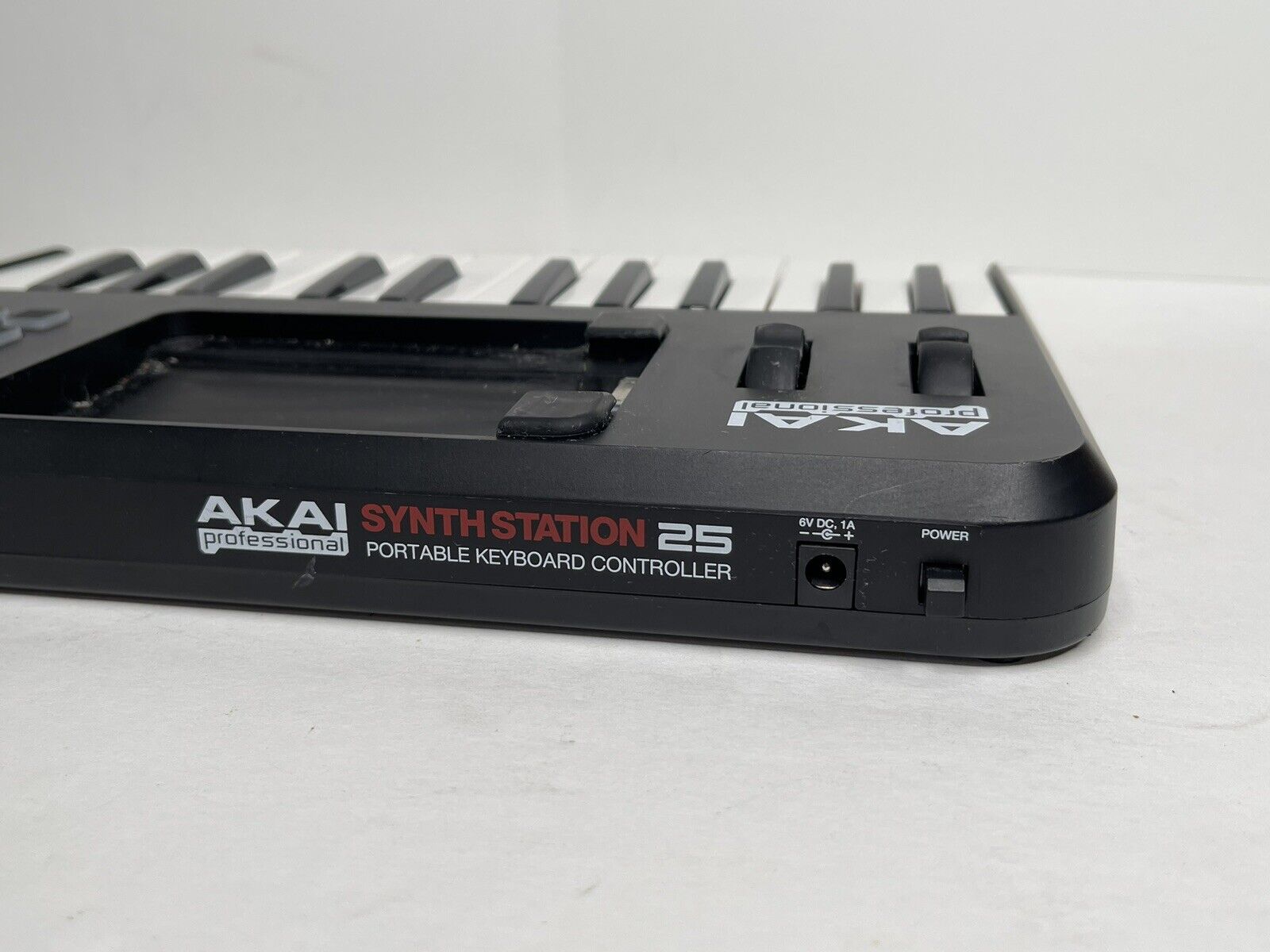 Akai SynthStation 25 iPad MIDI Portable Keyboard Controller Synth Station READ - Fresh Stock Dated February 2026