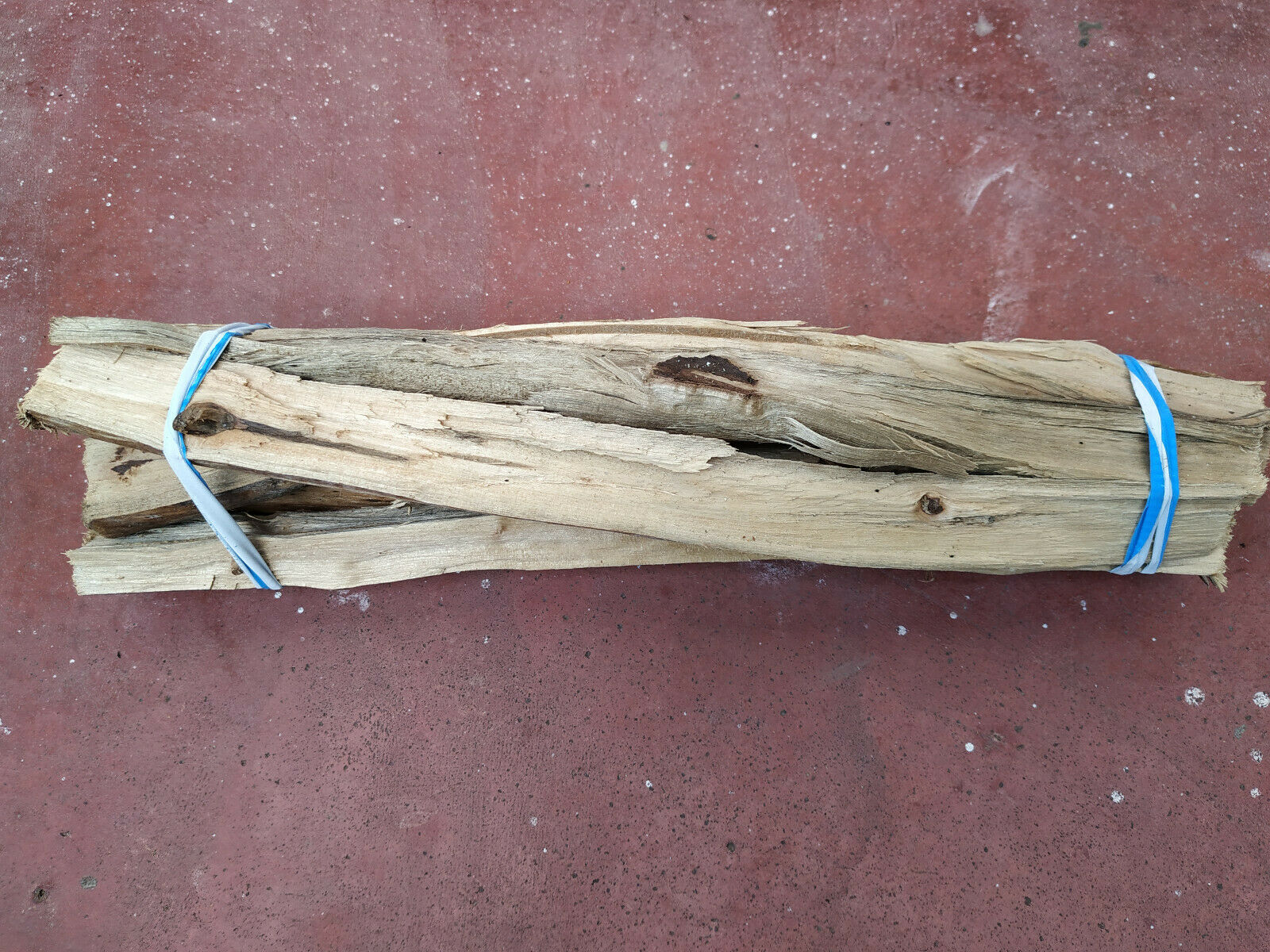 Bundle of 20 pieces of wood. Heating, Cooling, Firewood Stoves. - Fresh Stock Dated December 2025