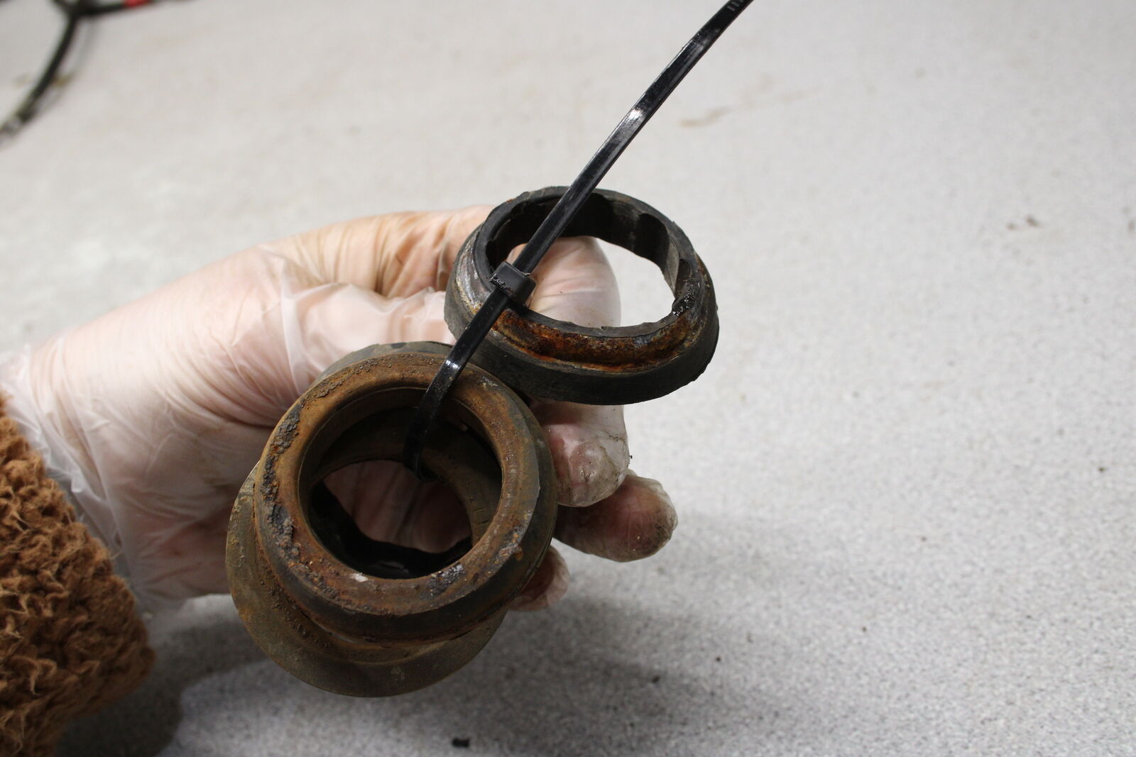 1972 Honda CL350 Scrambler HEADLIGHT BRACKET RUBBER CUSHIONS DAMPERS A6-6684.HY - Fresh Stock Dated March 2026