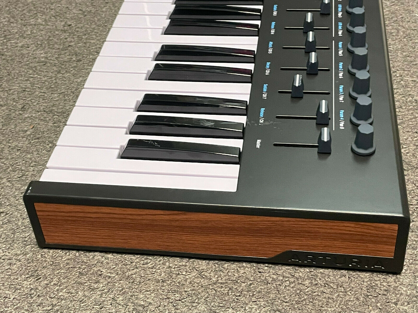 ARTURIA KEYLAB ESSENTIAL 61 MIDI KEYBOARD CONTROLLER GREAT USED CONDITION - Fresh Stock Dated February 2026