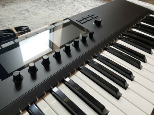 Native Instruments Komplete Kontrol S61 MKII EXCELLENT CONDITION included stand - Fresh Stock Dated February 2026