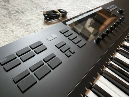 Native Instruments Komplete Kontrol S61 MKII EXCELLENT CONDITION included stand - Fresh Stock Dated February 2026