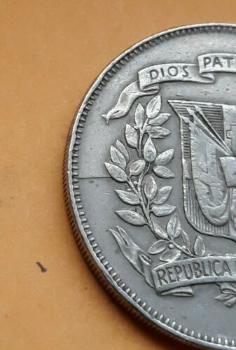 ERROR  CRACKER.......medio Pesos 1975 República Dominicana ( 50 Centavo) - Fresh Stock Dated December 2025