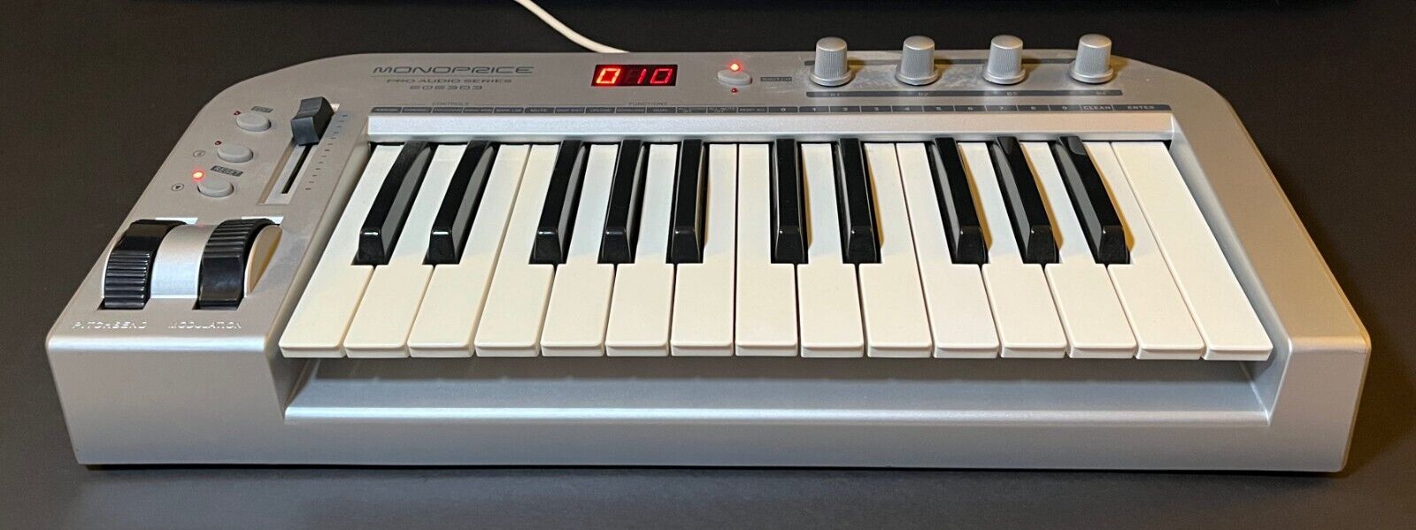 Monoprice 606303 - 25-Key MIDI Keyboard Controller in great condition - Fresh Stock Dated February 2026