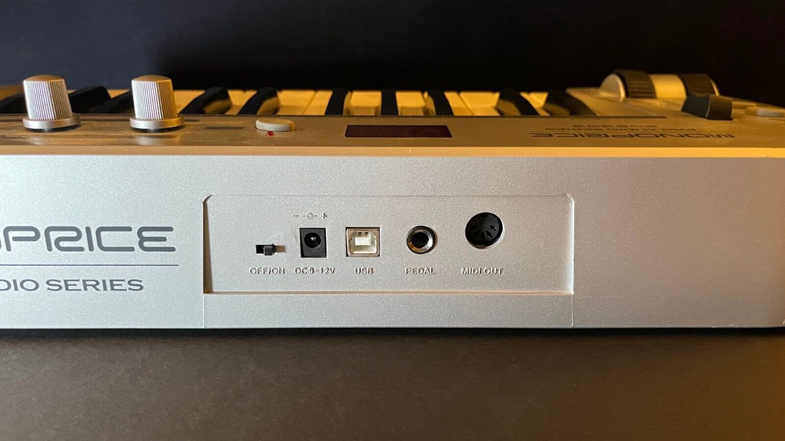 Monoprice 606303 - 25-Key MIDI Keyboard Controller in great condition - Fresh Stock Dated February 2026