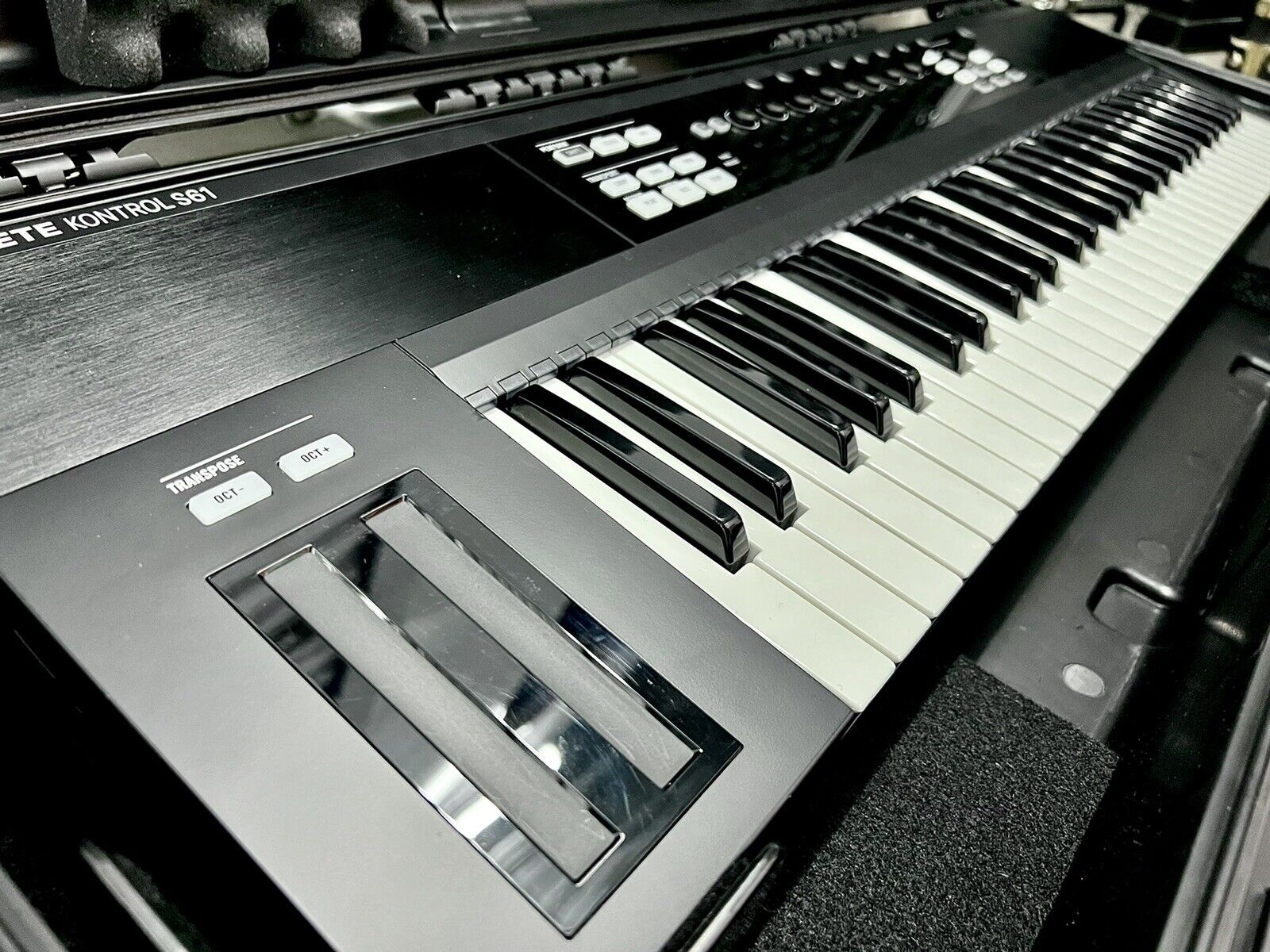 Native Instruments Komplete Kontrol S61 Keyboard Controller w/ SKB Flight Case - Fresh Stock Dated February 2026