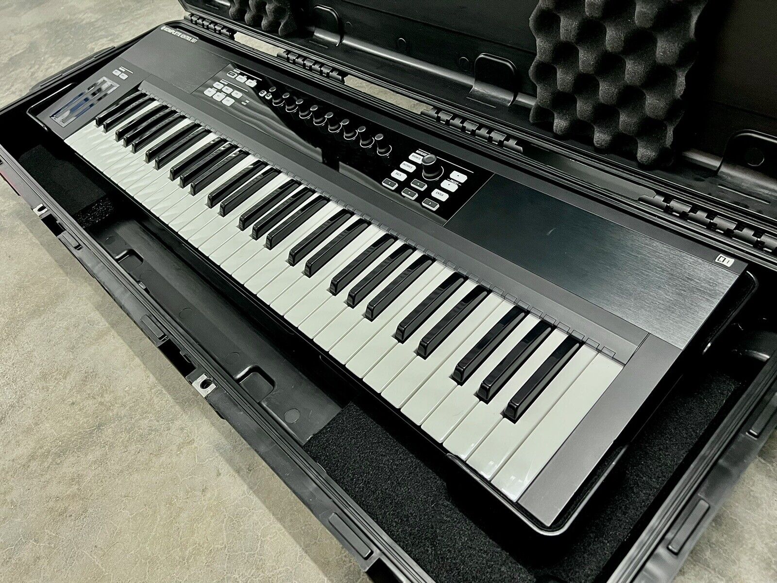 Native Instruments Komplete Kontrol S61 Keyboard Controller w/ SKB Flight Case - Fresh Stock Dated February 2026
