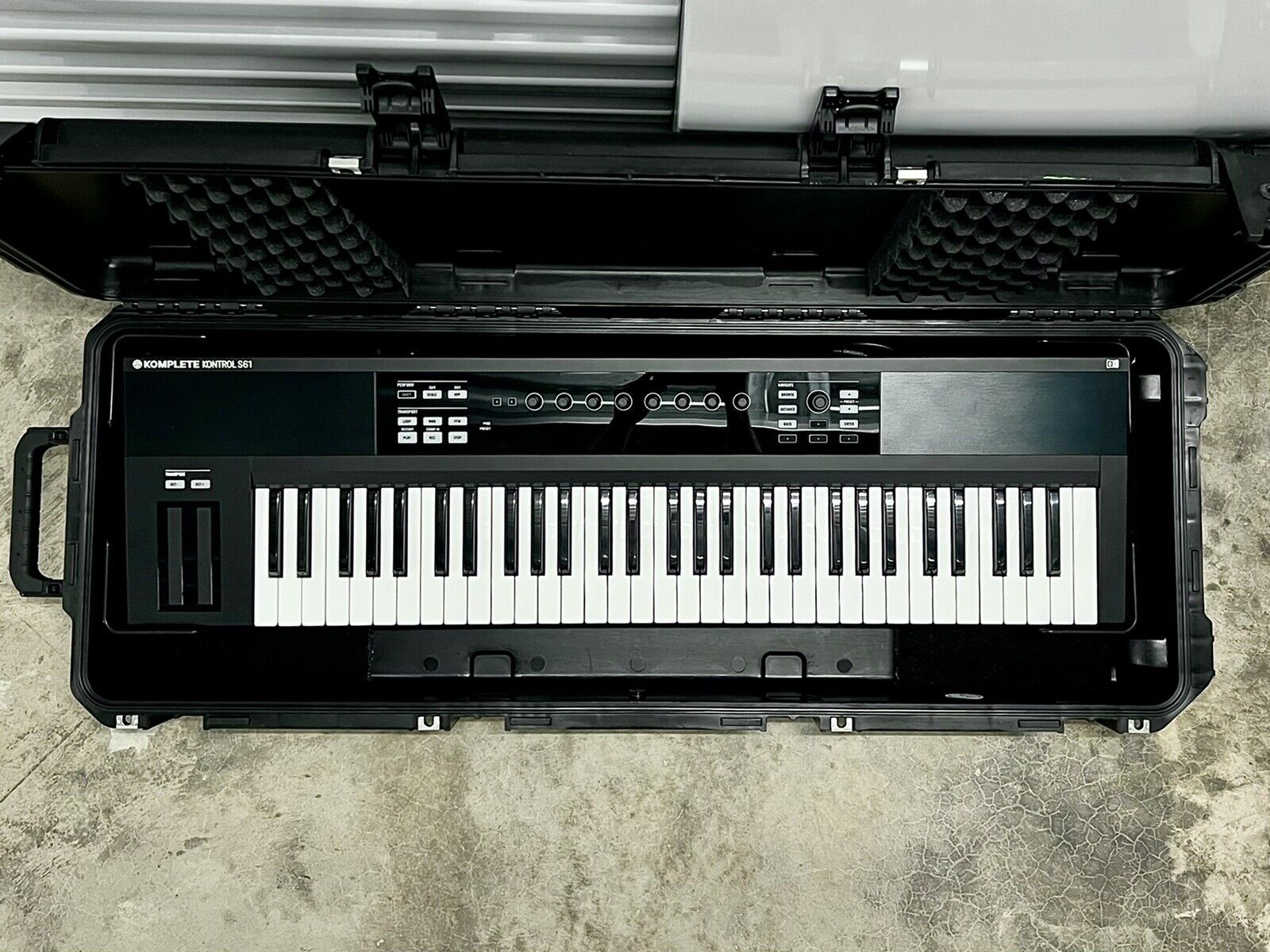 Native Instruments Komplete Kontrol S61 Keyboard Controller w/ SKB Flight Case - Fresh Stock Dated February 2026
