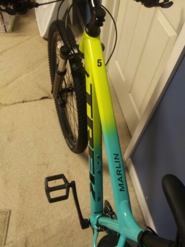 Trek Marlin 5 2022 LG - Fresh Stock Dated February 2026