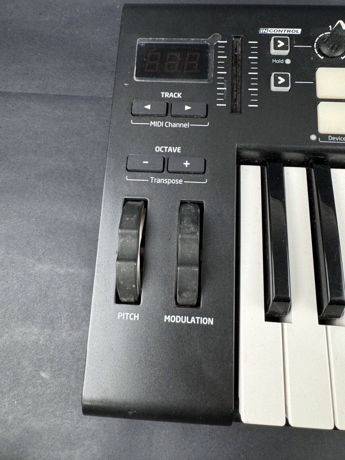 Novation Launchkey Mini Mk2 25 Mini-key Midi Keyboard Controller *READ* - Fresh Stock Dated February 2026