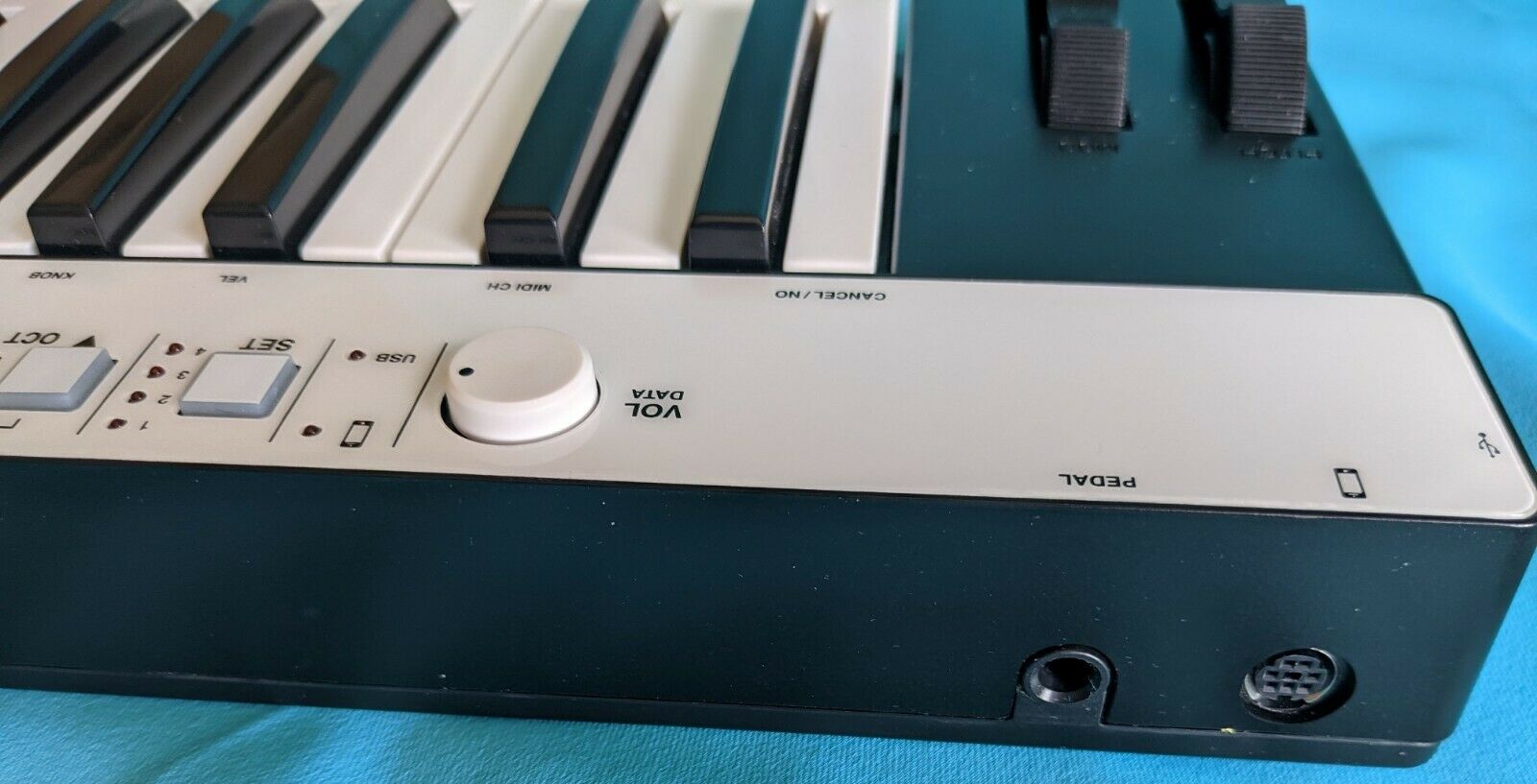 iRig Keys PRO 37 KEY IK Multimedia iPad iPhone Keyboard MiDi Controller - Fresh Stock Dated February 2026