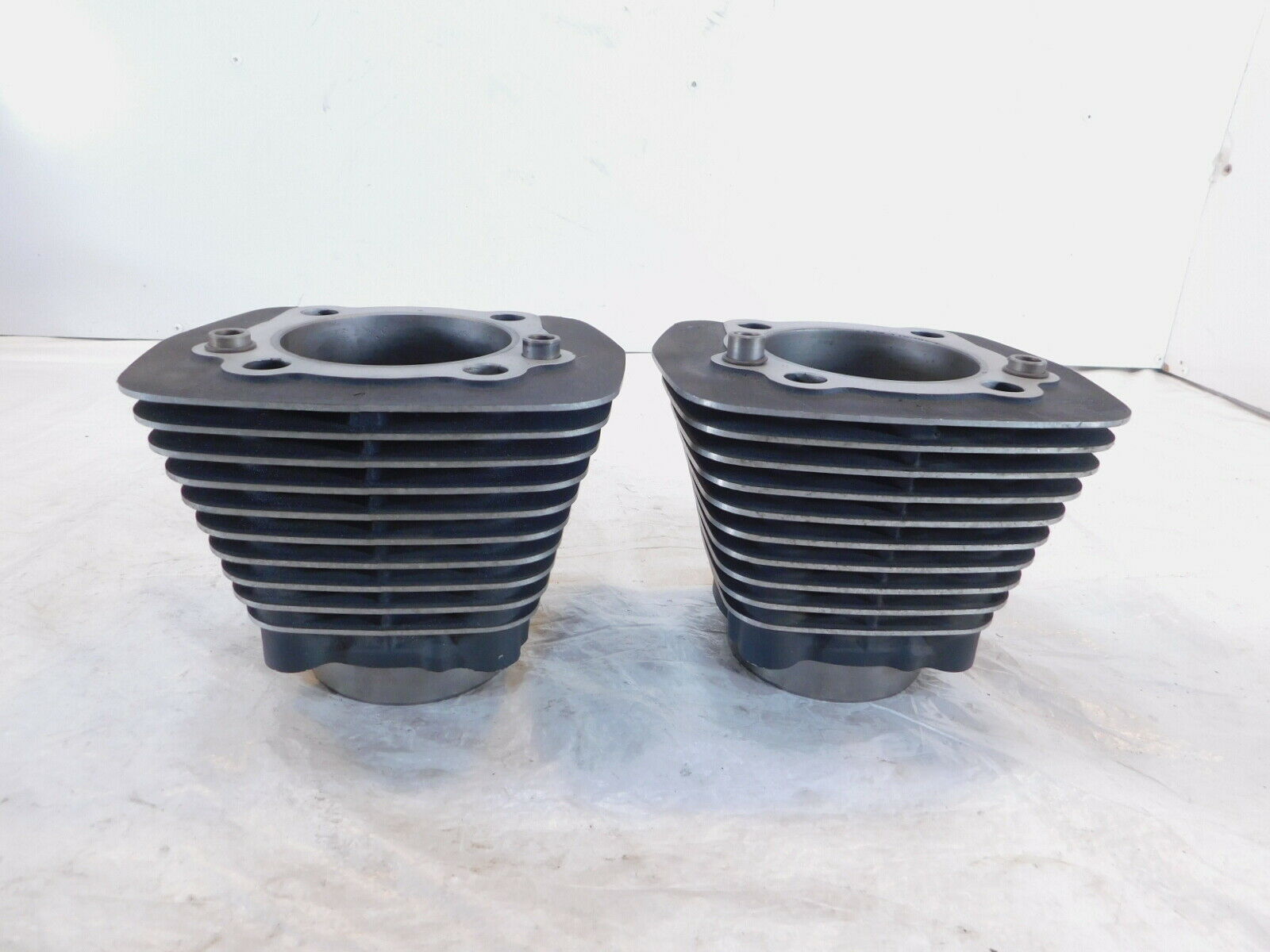 Pair Harley Davidson Sportster 1200 Silver Cylinder Jugs & Pistons P/N 16447-88A - Fresh Stock Dated February 2026